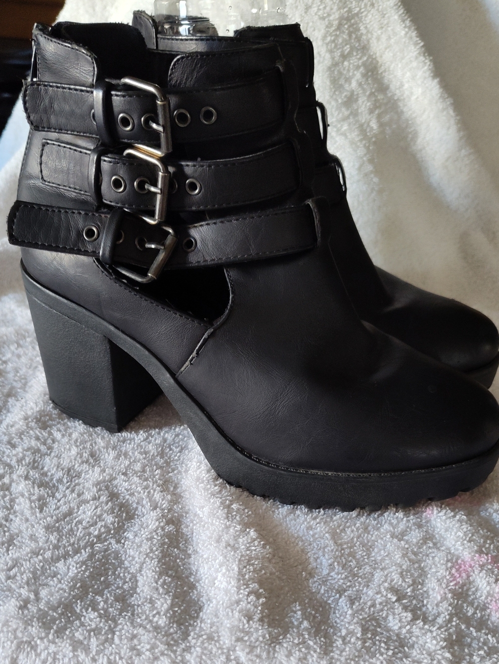 Forever 21 Women's Black Buckle Strap Heeled Ankle Boots